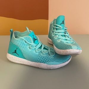 Air Jordan Reveal in Hyper Turquoise size 6Y
